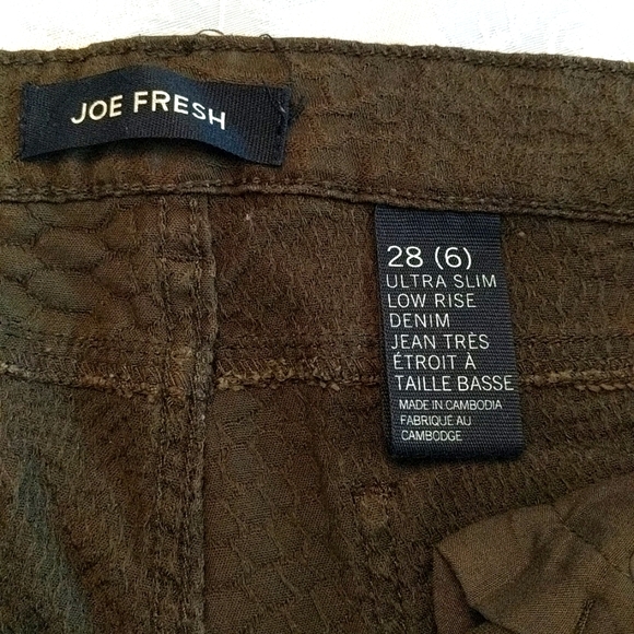 Joe Fresh, greenish/brown jeans with raised snake skin type pattern. Size:28(6) - Picture 5 of 6